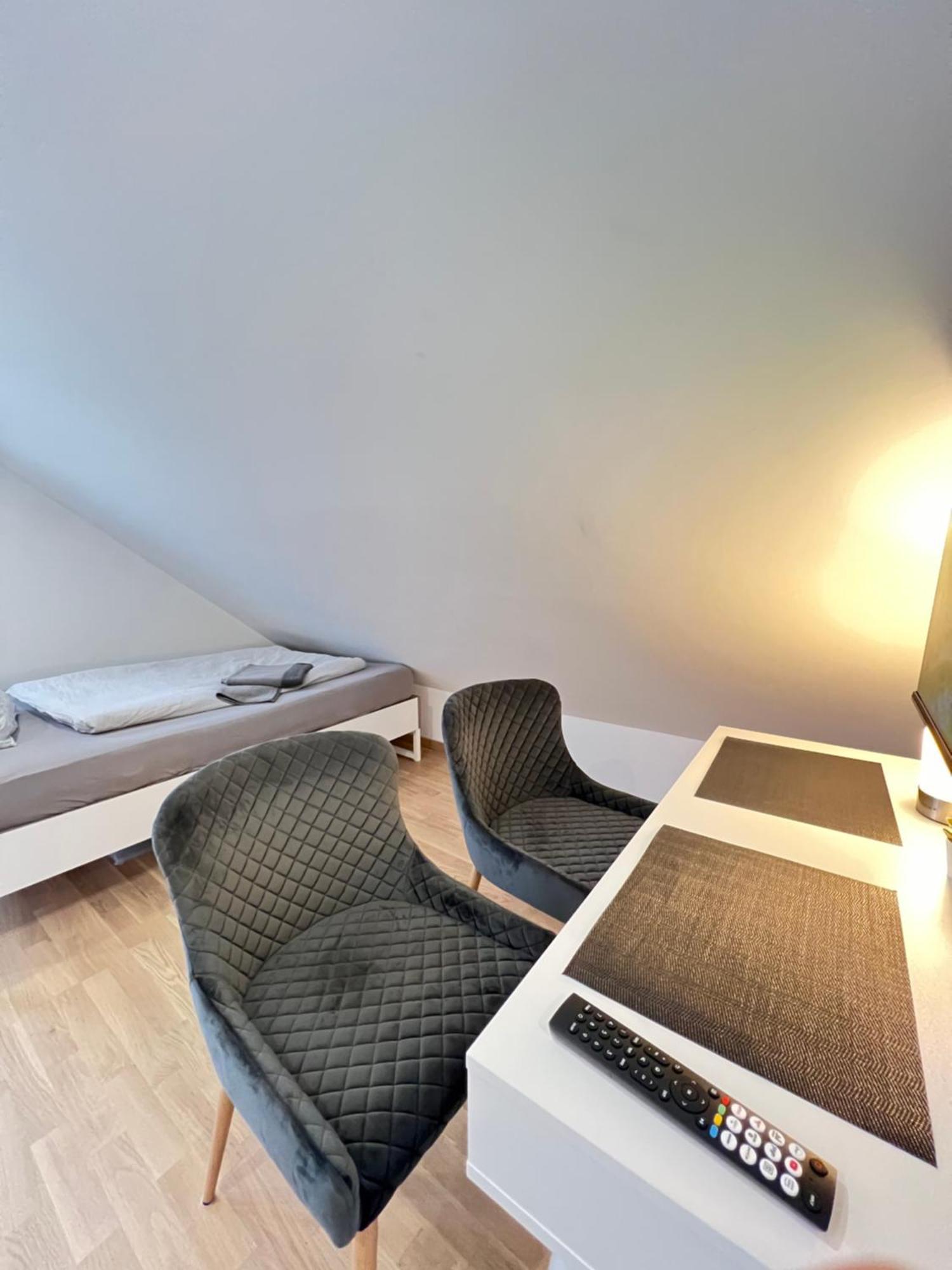 Charmantes Studio-Apartment Im Herzen Von Neureut - Fussbodenheizung, Regendusche, Waschmaschine, Stellplatz Karlsruhe Luaran gambar