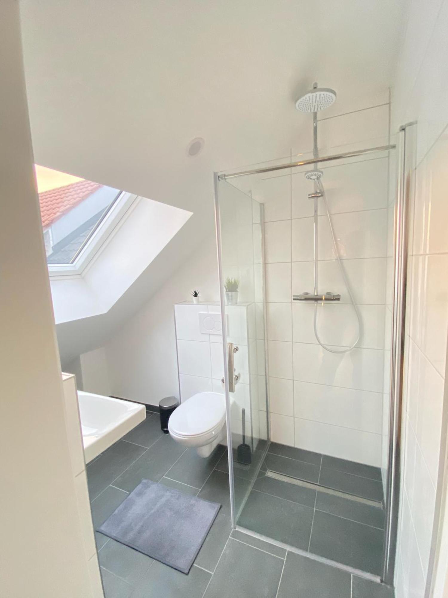 Charmantes Studio-Apartment Im Herzen Von Neureut - Fussbodenheizung, Regendusche, Waschmaschine, Stellplatz Karlsruhe Luaran gambar