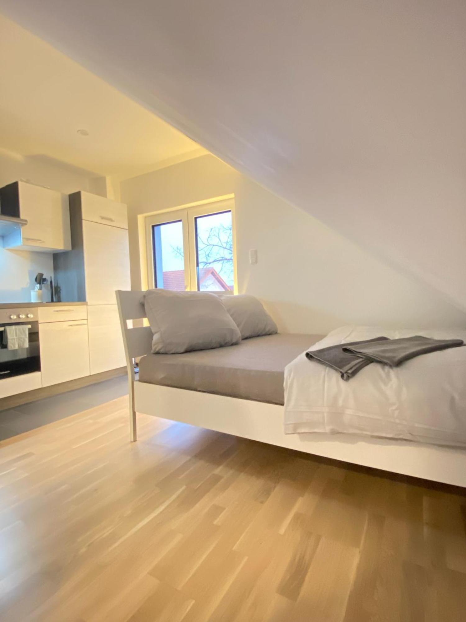 Charmantes Studio-Apartment Im Herzen Von Neureut - Fussbodenheizung, Regendusche, Waschmaschine, Stellplatz Karlsruhe Luaran gambar